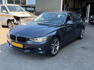 Coche accidentado BMW 3-serie 320i AUTOMAAT NAP XENON 2012/6