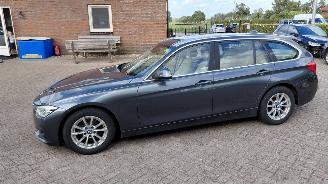 Damaged car BMW 3-serie 320i  184 pk clima leer 2016/7