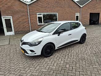 Unfallwagen Renault Clio 0.9 tce   66kw  airco 5drs 2016/10