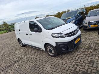 krockskadad bil bedrijf Opel Vivaro 1.5 cdti  102pk  3 zitter   lang 2021/2