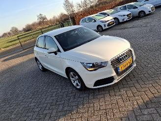 krockskadad bil auto Audi A1 1.2 tfsi  63kw airco 2013/10