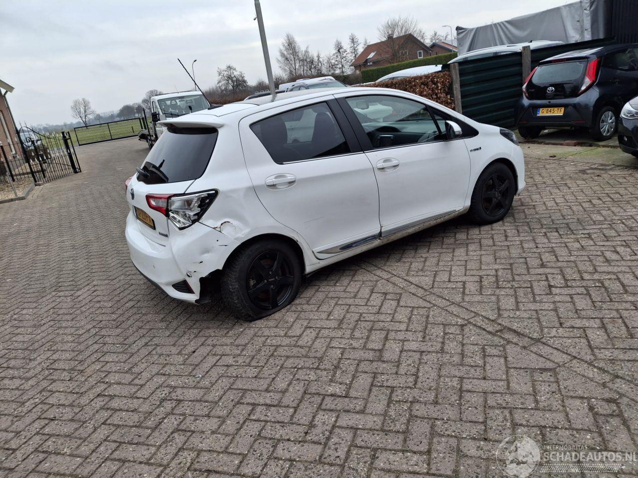 Toyota Yaris 1.5 hybrid   clima  pano