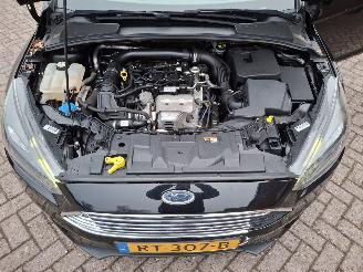 Damaged car Ford Focus 1.0i titanium  92kw  clima 2016/6