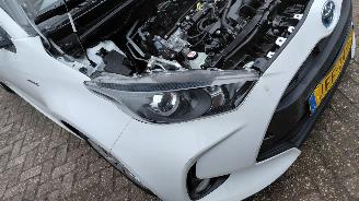 Damaged car Toyota Yaris 1.5 hybrid  comfort   navi clima 2021/2