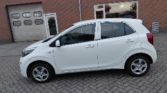 Damaged car Kia Picanto 1.0i  dpi  67pk  airco 2023/11