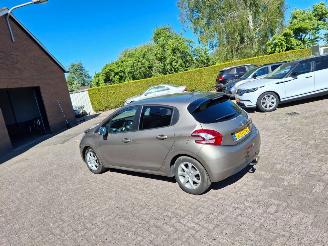 krockskadad bil auto Peugeot 208 1.2i vti automaat   82pk  navi 2014/5
