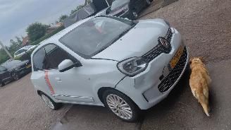 Vaurioauto  passenger cars Renault Twingo r80  limitee  vibes  82pk navi  clima 2021/6