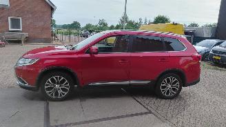 krockskadad bil auto Mitsubishi Outlander 2.0i  150pk automaat   clima navi 2017/1