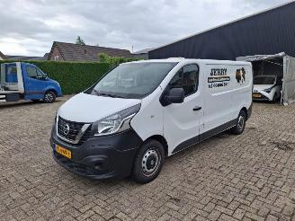 krockskadad bil bedrijf Nissan NV300 2.0 dci  121pk lang uitvoering  airco 2021/2