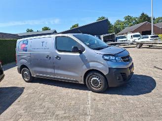skadebil auto Opel Vivaro 1.5cdti  102pk  lang    navi clima 2022/4