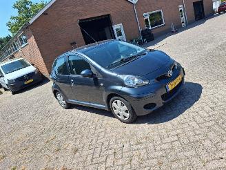 krockskadad bil auto Toyota Aygo 1.0i 68pk automaat   airco 2010/1