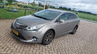 skadebil auto Toyota Avensis 1.8 vtti  automaat  navi 2015/2