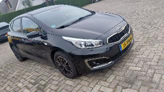 Unfallwagen Kia Cee d 1.0i navi   74kw  5drs airco 2016/6