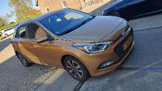 skadebil auto Hyundai I-20 1.2i  84pk navi clima  lmv 2014/11