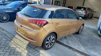 Damaged car Hyundai I-20 1.2i  84pk navi clima  lmv 2014/11