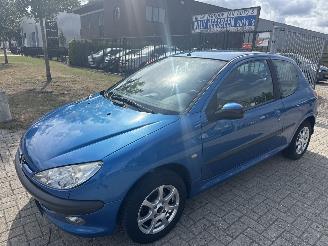 Gebrauchtwagen PKW Peugeot 206 1.4 X-LINE AIRCO NIEUWE APK! BOUWJAAR 2004  899 EURO VAST 2004/5