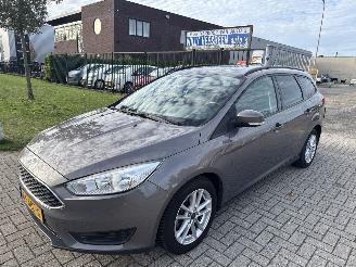 Vaurioauto  passenger cars Ford Focus 1.0 TREND EDITION LICHTE SCHADE! BOUWJAAR 2015  3900 EURO 2015/11