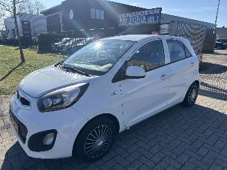 Damaged car Kia Picanto 1.0 CVVT ECONOMY  AIRCO LICHTE SCHADE! BOUWJAAR 2014 2150 EURO 2014/2