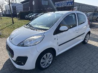 Damaged car Peugeot 107 1.0 ACTIVE RIJDBAAR 104000 KM BOUWJAAR 2014 SCHERP 2200 EURO 2014/1