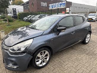 Auto incidentate Renault Clio 1.2 NIGHT&DAY RIJDBAAR BOUWJAAR 2016 139753 KM  3500 EURO VAST 2016/11