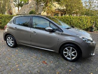 Damaged car Peugeot 208 1.2 Style 5DRS NAVI AIRCO 2015/1