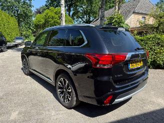 Unfallwagen Mitsubishi Outlander 2.0PHEV  PLUGIN PREMIUM LUXE UITVOERING 2016/12