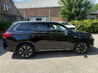 Unfallwagen Mitsubishi Outlander 2.0PHEV  PLUGIN PREMIUM LUXE UITVOERING 2016/12