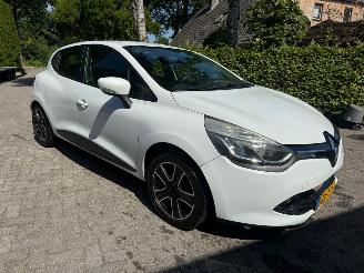 Vaurioauto  passenger cars Renault Clio 1.5DCI 5DRS AIRCO NAVI 2015/7