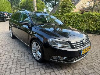 damaged passenger cars Volkswagen Passat 2.0 DSG LEER PANO 2011/1