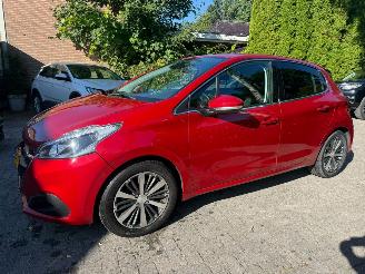 Damaged car Peugeot 208 1.2 ALLURE CLIMA NAVI CAMERA NL AUTO 2019/8