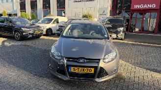 Voiture accidenté Ford Focus III Turnier 1.0 EcoBoost 2014/2