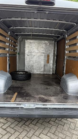 Peugeot Boxer 435 2.2 BlueHDi 140 L2H1 Zwaar Premium picture 10