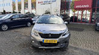 Vaurioauto  passenger cars Peugeot 2008 1.2 PURETECH BLUE LE 2016/7
