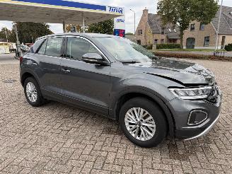 damaged passenger cars Volkswagen T-Roc 1.0 - 81 Kw 2024/2