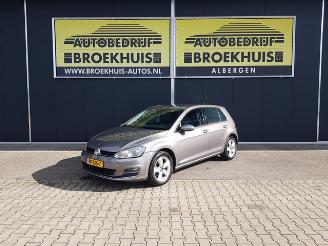 damaged passenger cars Volkswagen Golf 1.6 TDI Highline 2013/4