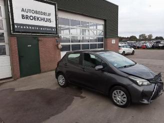 Vrakbiler auto Toyota Yaris Yaris III (P13), Hatchback, 2010 / 2020 1.33 16V Dual VVT-I 2015/4