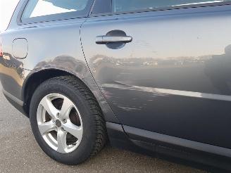 Volvo V-70 2.4D Momentum picture 9