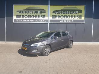uszkodzony samochody osobowe Opel Astra 1.4 Turbo Sport 2012/2