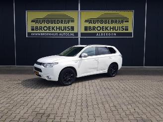 uszkodzony samochody osobowe Mitsubishi Outlander 2.0 PHEV instyle 2013/12