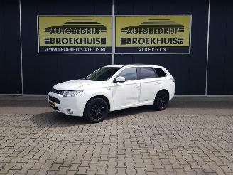 Vaurioauto  passenger cars Mitsubishi Outlander 2.0 PHEV instyle 2013/12