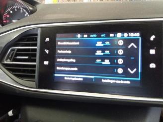 Peugeot 308 308 SW (L4/L9/LC/LJ/LR), Combi 5-drs, 2014 / 2021 1.2 12V e-THP PureTech 130 picture 30