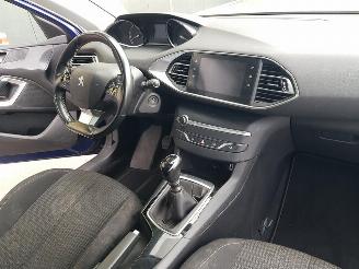 Peugeot 308 SW 1.2 PureTech Blue Lease Executive picture 18