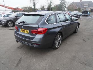 krockskadad bil auto BMW 3-serie Touring 330d xDrive 2017/3