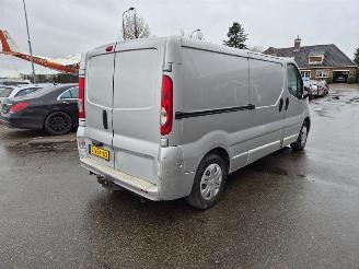 krockskadad bil bedrijf Renault Trafic 2.5 dCi 2009/4