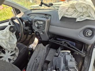Peugeot 108 1.0 picture 5