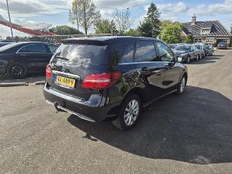 krockskadad bil auto Mercedes B-klasse 180 2015/6