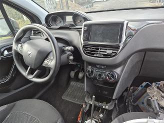 Peugeot 208 1.0 Vti picture 6