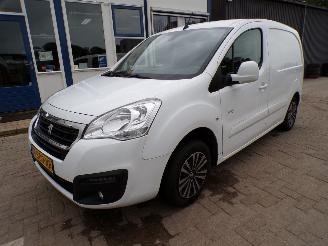 krockskadad bil bedrijf Peugeot Partner 1.6 HDi 2018/4