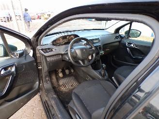 Peugeot 208 1.0VTI 16v picture 5
