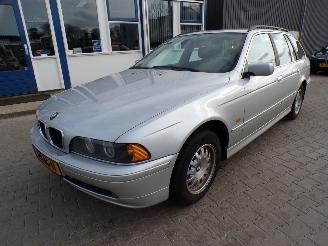 krockskadad bil auto BMW 5-serie Touring 520i Lifestyle Edition 2003/5